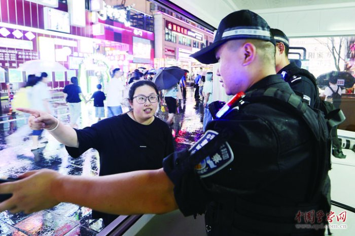 8月18日，贵阳市公安局南明分局青云路街面警务站民警在青云市集执勤，靠前服务游客。图为民警解答游客问询。张铮 摄
