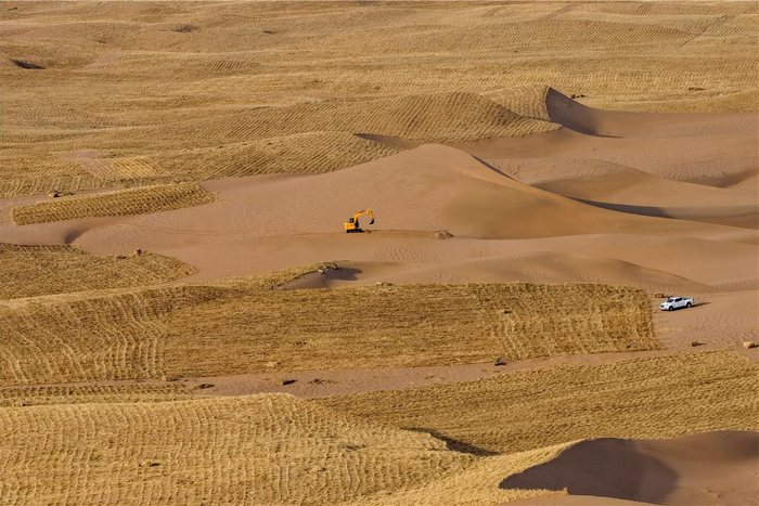 　　2025年5月底，阿拉善右旗九棵樹防沙治沙綜合治理區(qū)施工現(xiàn)場(chǎng)。收官記者 王曉博 攝