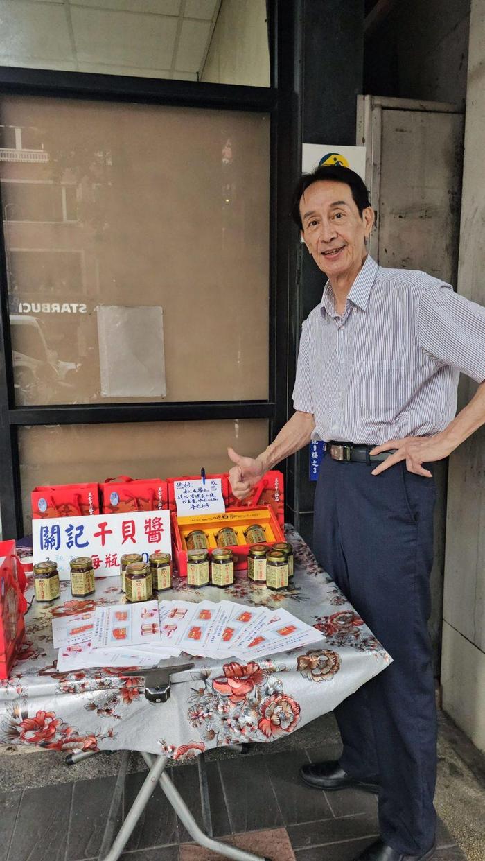 网友街头偶遇关聪摆摊卖酱