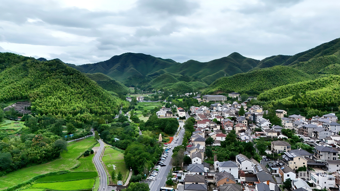 绿水青山环抱的安吉余村风光（央广网记者  尚天宇  摄）