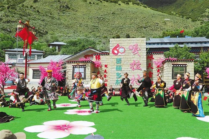 图为近日林芝市巴宜区林芝镇嘎拉村团结广场举行“感恩总书记·共建新家园”主题文艺演出。记者 谢筱纯 王珊 摄