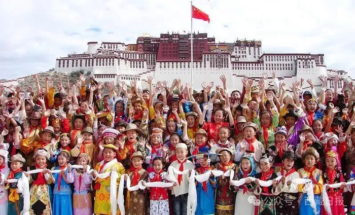 图为穿着各民族服饰的少年儿童在布达拉宫广场前合影留念。（资料图）