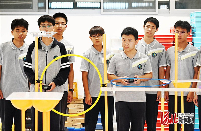 近日，雄安容和第一高级中学的学生在进行校园社团无人机比赛。 河北日报记者 刘光昱摄