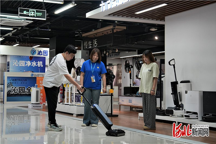 　　近日，保定市某家电商城，市民在体验家用洗地机性能。河北日报记者 许佳奇摄