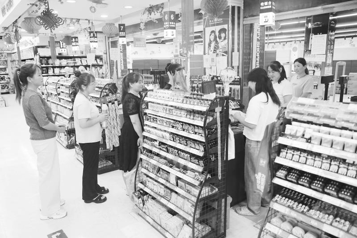 　　宜君县好又多超市收银台前排起“长龙” 本报记者 谢艳素摄
