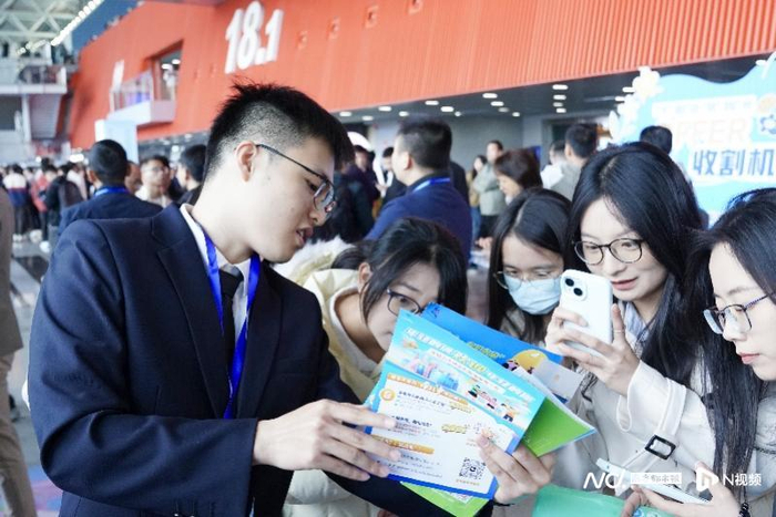 南沙人才服务官为求职学生提供政策咨询服务。