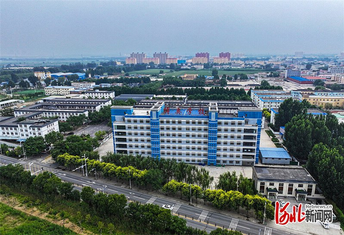 8月15日航拍的位于雄安新区的雄安博奥高级中学。 河北日报见习记者 李 畅摄