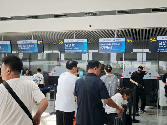 乘客享受便捷中转服务 川航供图