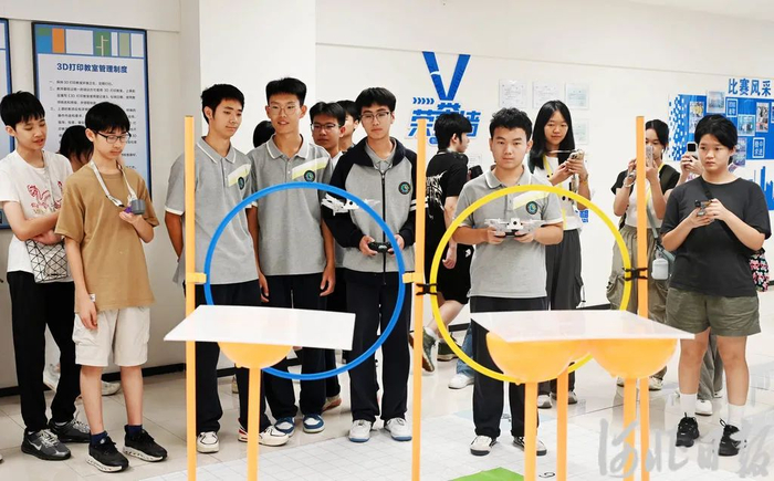 近日，雄安容和第一高级中学的学生在进行校园社团无人机比赛。河北日报记者刘光昱摄