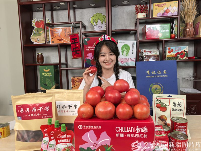7月24日，库尔勒市电子商务双创孵化基地，一名主播在直播销售有机西红柿。石榴云/新疆日报记者 于江艳摄