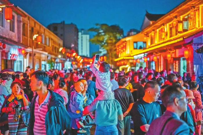 石屏古城夜市人流如织。通讯员 孔祥敏 摄