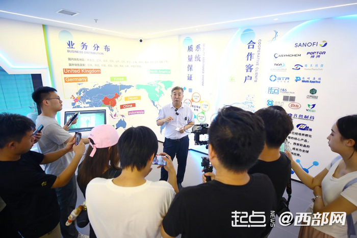 西安彩晶光電科技股份有限公司行政總監(jiān)郭計(jì)化接受媒體記者采訪。