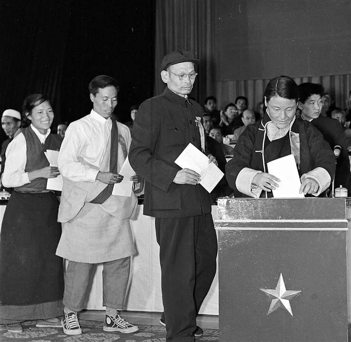 图为代表们在西藏自治区第一届人民代表大会上投票（1965年摄）。（资料图）