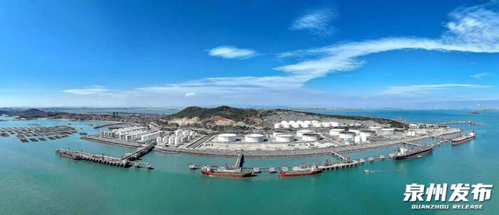 繁忙的斗尾港区，拥有2个30万吨级原油码头。
