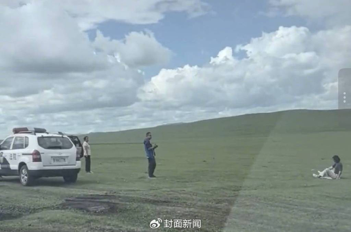 网友拍摄一辆黑N车牌法院车辆在内蒙古草原（图片来源于网络）