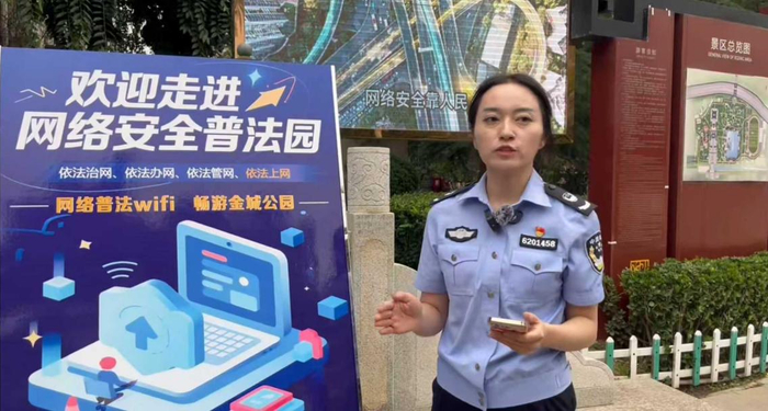 胡湘蓉向记者介绍法治公园的“网络普法Wi-Fi”。中国网记者 唐佳蕾 摄