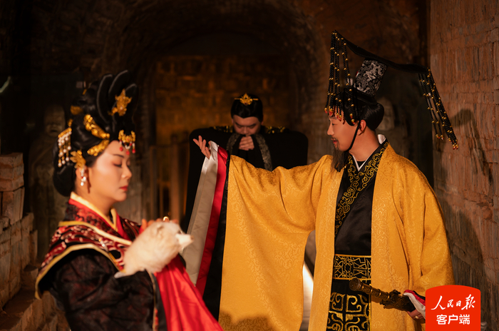 夜游节目中，演员身着古装进行剧情演绎。洛阳古墓博物馆供图