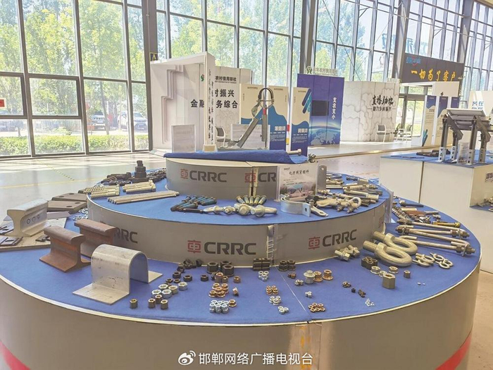 图为永年区一家紧固件企业一站式采购服务中心展出的中高端紧固件产品。 李冬云 摄