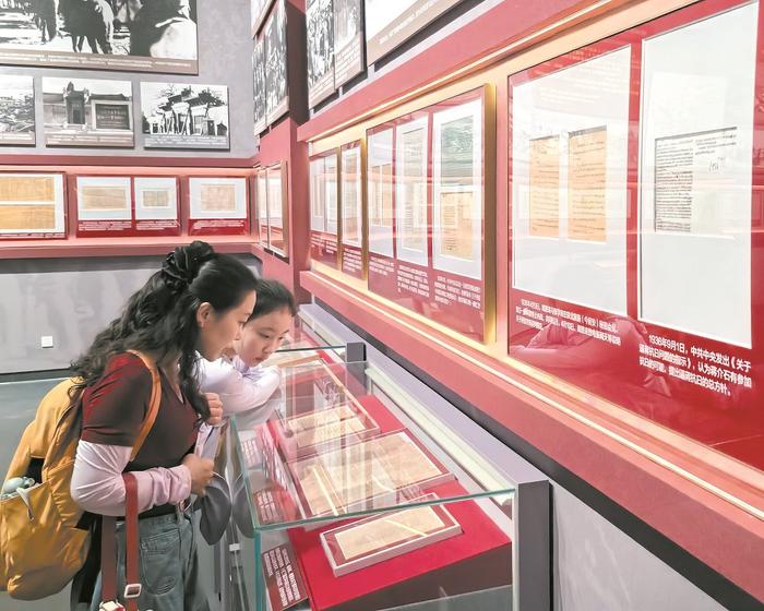 图为观众在观看展出的珍贵历史文献档案。薛鹏 摄