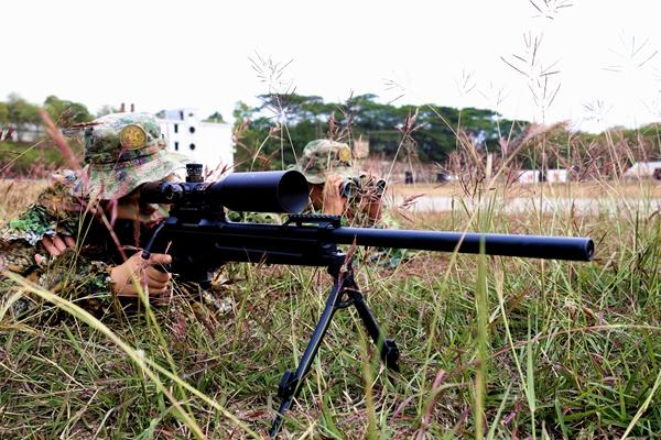 “战斗模范连”官兵开展狙击班战术训练。陈艺锋/摄