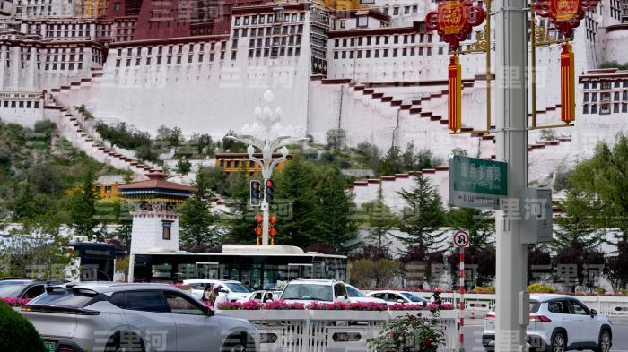 拉萨街头洋溢着一派祥和欢庆的气氛。图/中新社记者 李林 摄