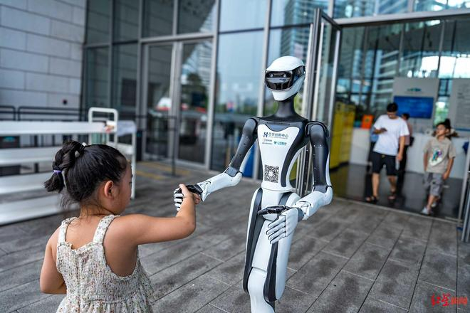 ▲星动Q5与小朋友互动