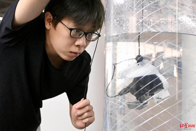 ▲潜行创新（成都）机器人科技有限公司的工作人员正在调试产品