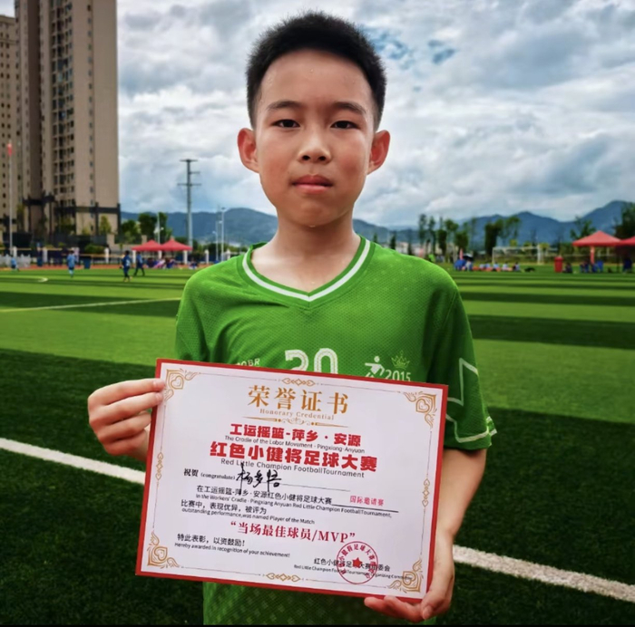 　杨多悟在足球赛事中取得优异成绩