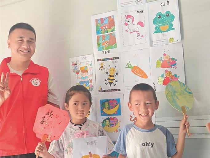 志愿者指導安置點(diǎn)的十幾名孩子共同制作非遺漆扇。陳晨 攝