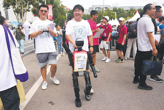 8月20日，清华大学，清华大学火神队机器人现场欢迎新生。　本版摄影/新京报记者　李木易
