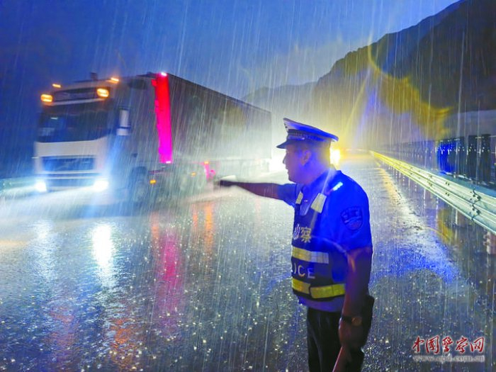 8月18日，乌恰县公安局交通管理大队民警在G315线疏导交通。沙辉 摄
