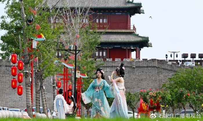 石家庄正定古城游客往来如织