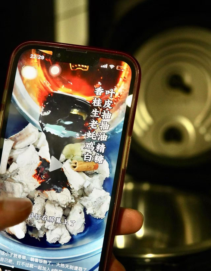 “邪修”版的电饭煲糖醋排骨。劳动报记者贡俊祺 摄影