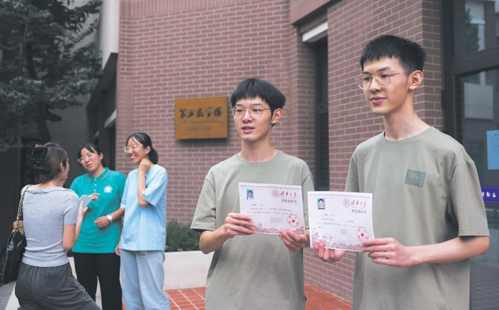 王辅佐、王辅佑（右）兄弟手持录取通知书合影。