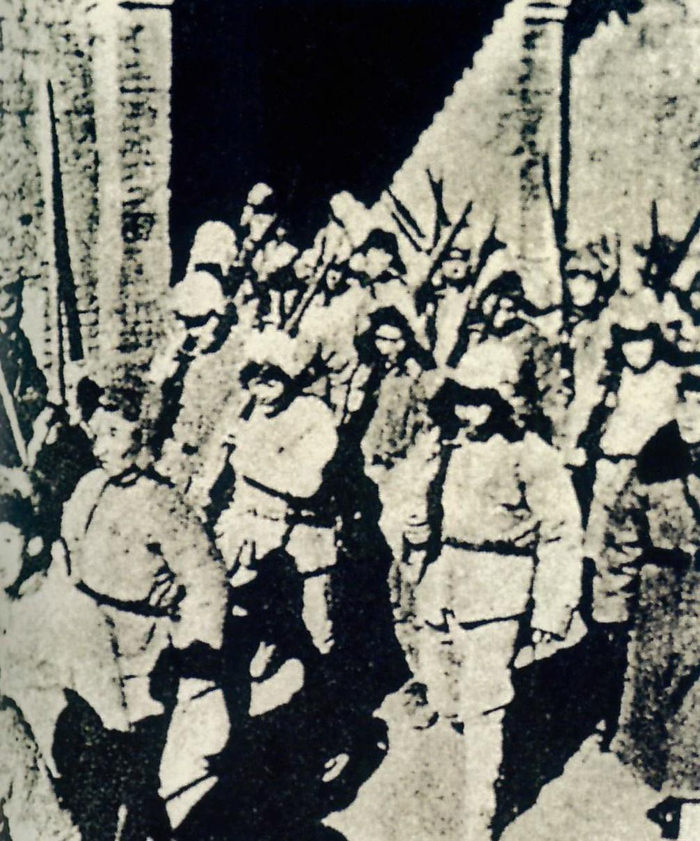 在中國共產(chǎn)黨支援下的東北義勇軍，出發(fā)抗擊日本侵略者