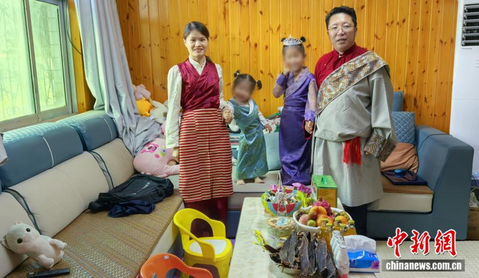 黄小芳一家人共同庆祝藏族传统节日。 受访者供图