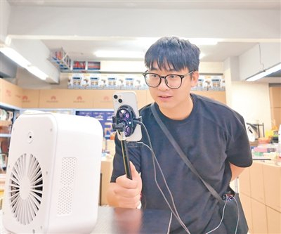 　　图为张虎在直播带货。