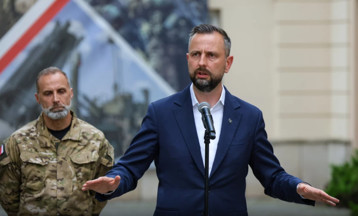 △波蘭國(guó)防部長(zhǎng)科西尼亞克-卡梅什