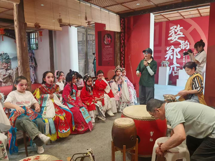 “小戏迷”们正在学习婺剧文化知识（央广网发  受访者供图）