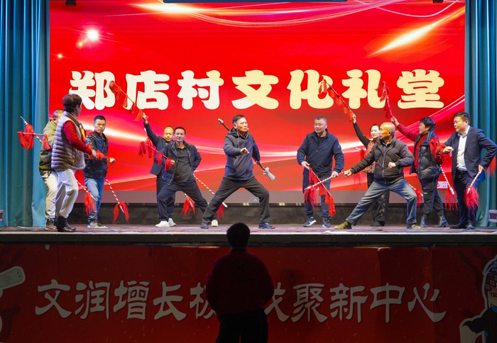 文化礼堂内村民们正在排练戏曲（央广网发  缪小芬  摄）