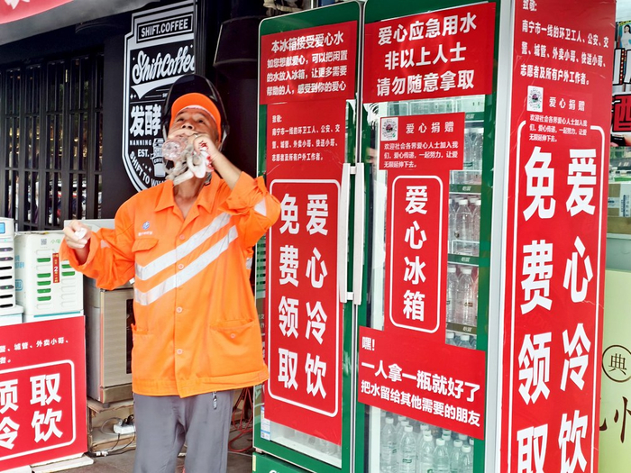     ▲喝口冷饮暖人心。 本报记者宋延康 摄