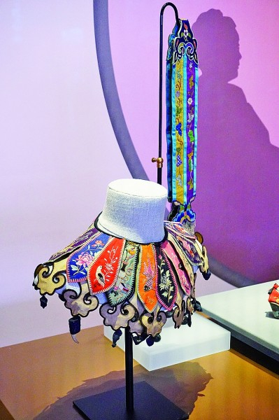     浙江省博物馆“十里红妆”展厅的包梗彩绣花鸟虫鱼纹披肩文物。浙江省博物馆供图