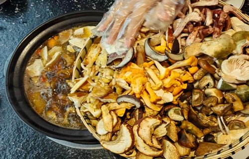 野生菌火锅。新华社记者 荆昭延 摄