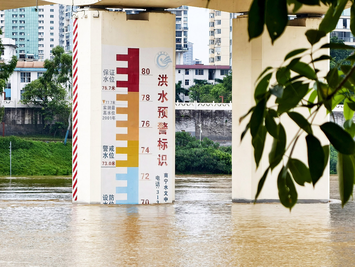     ▲21日16时30分，洪峰安全通过北大桥底。