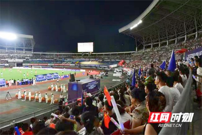 7月28日，娄超联赛开幕，娄底市体育中心座无虚席。摄影/李响炮