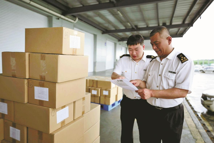 宁波机场海关关员监管转关货物。通讯员 余铮 摄