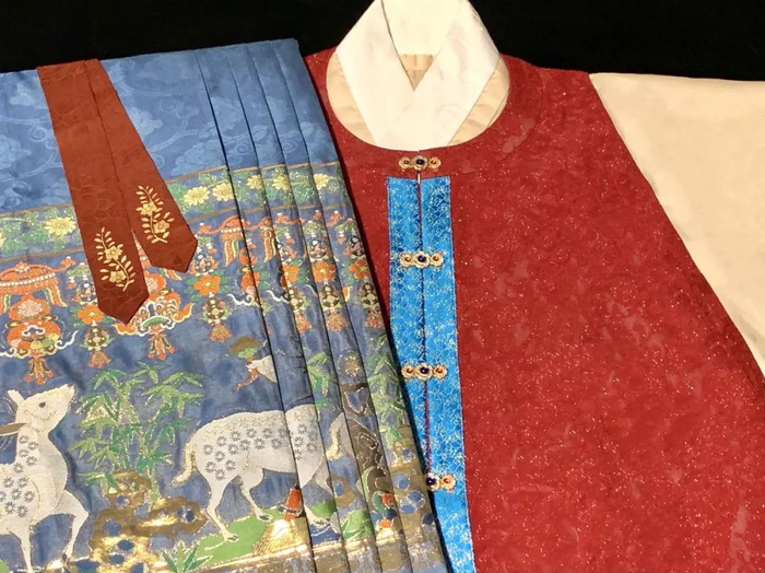 酒红色萱花缠枝