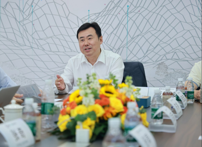 图：中国胶粘剂和胶粘带工业协会杨栩秘书长致辞