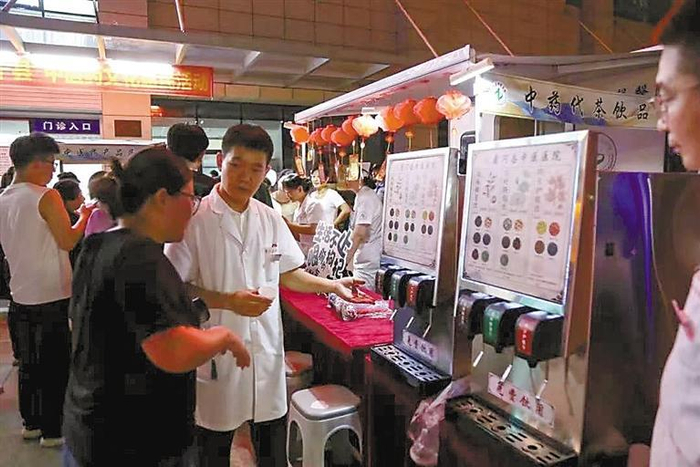     图为医务人员在向市民普及中医药文化知识。    本报记者 马颖劼 摄