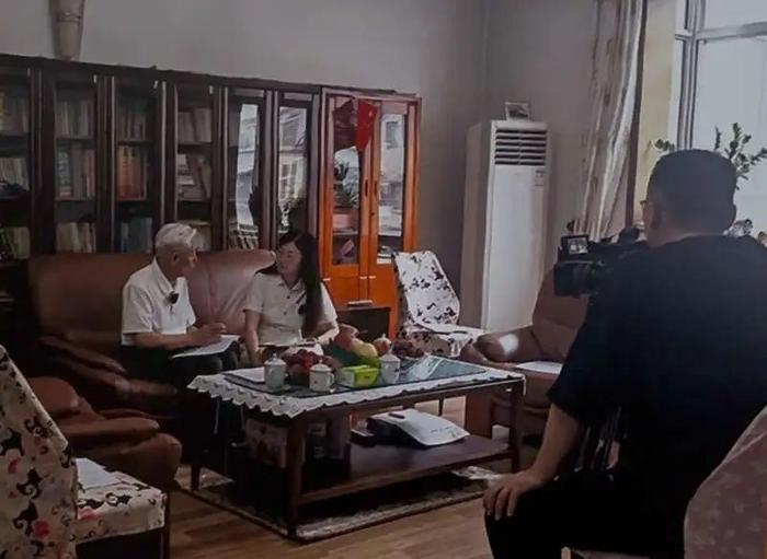 2025年6月,陈式琴(左一)接受人民检察博物馆采访。照片展于展览第五部分
